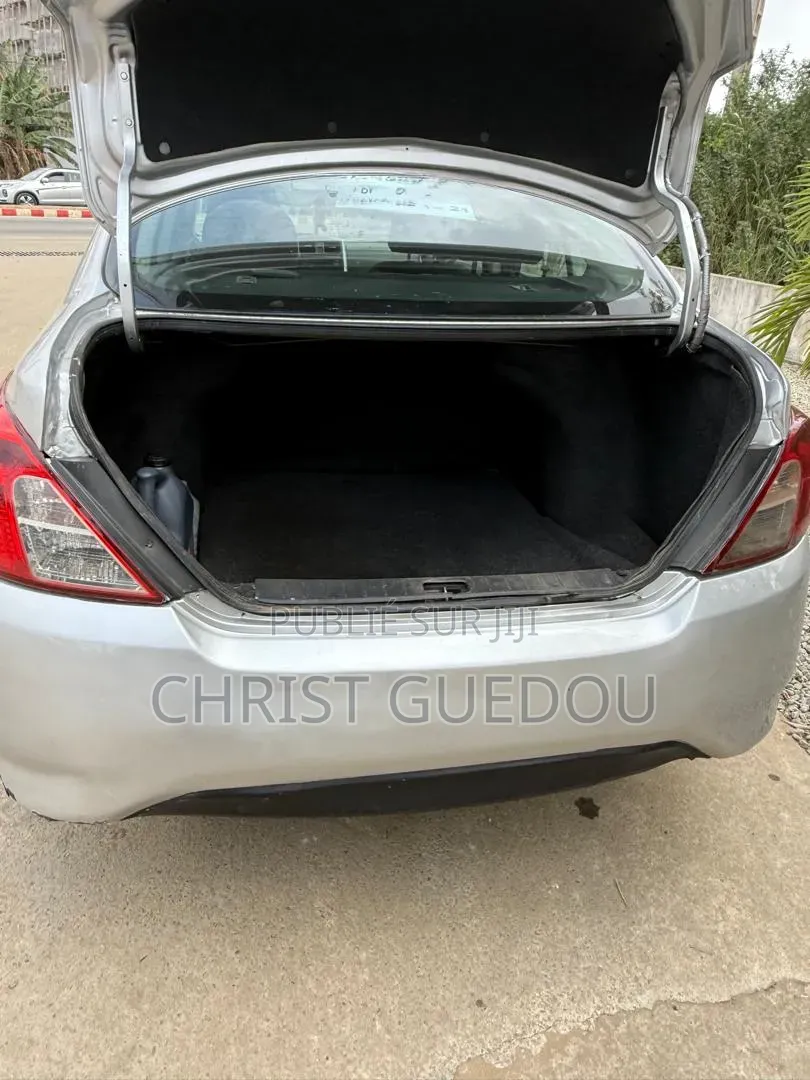 Nissan Versa 2018 Gris