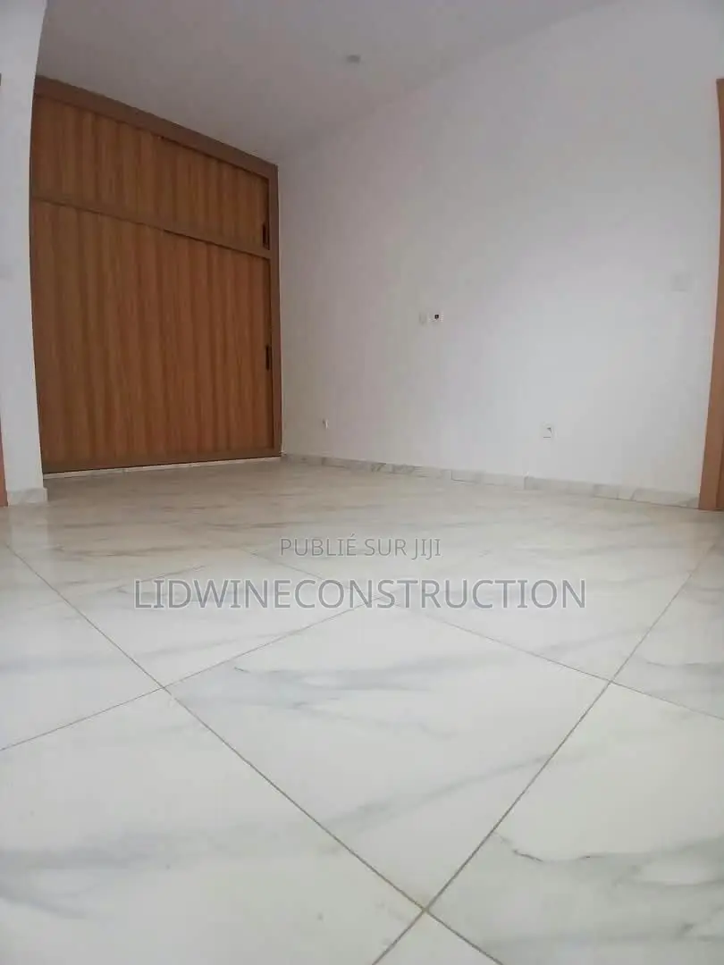 5chbre Duplex dans Cocody à Vendre