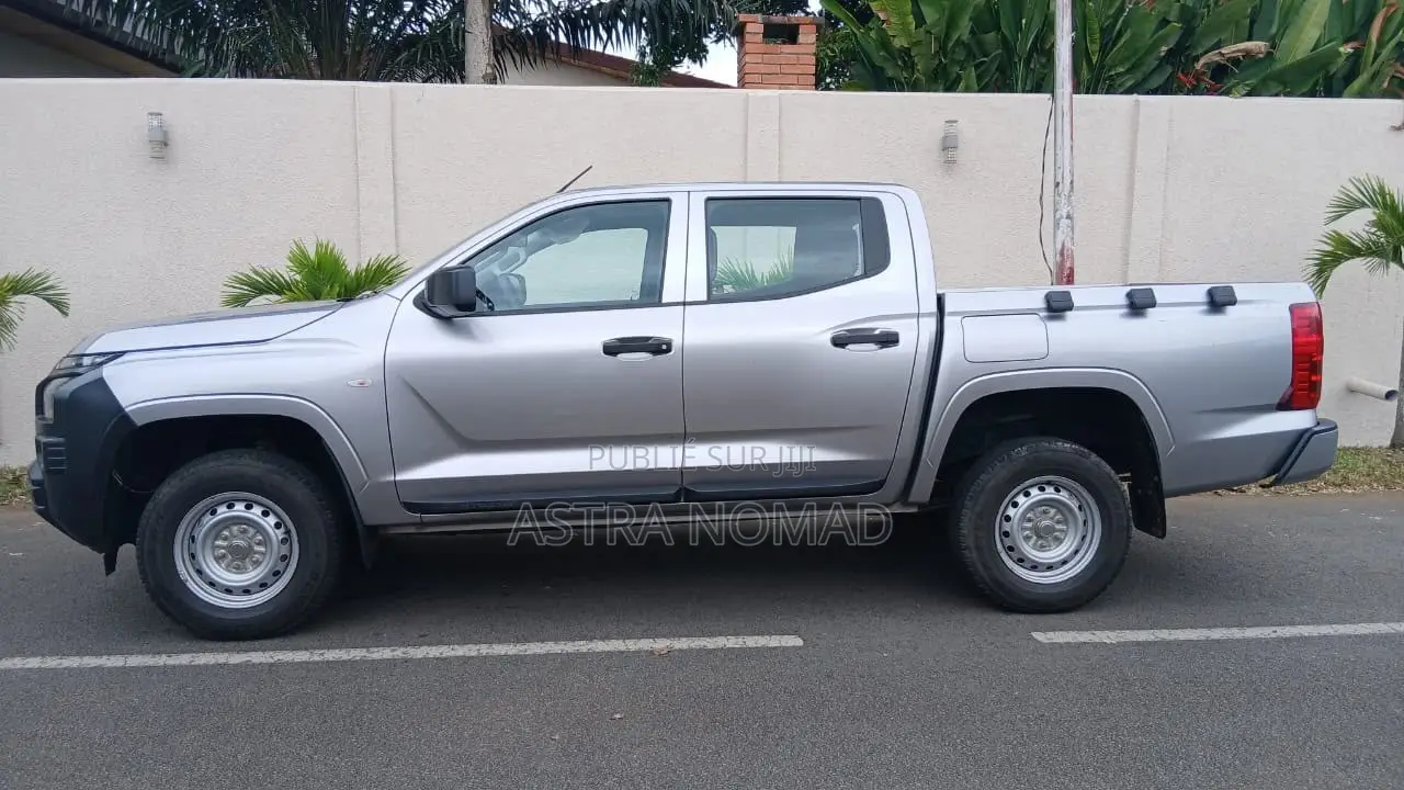 Mitsubishi L200 2025 Gris