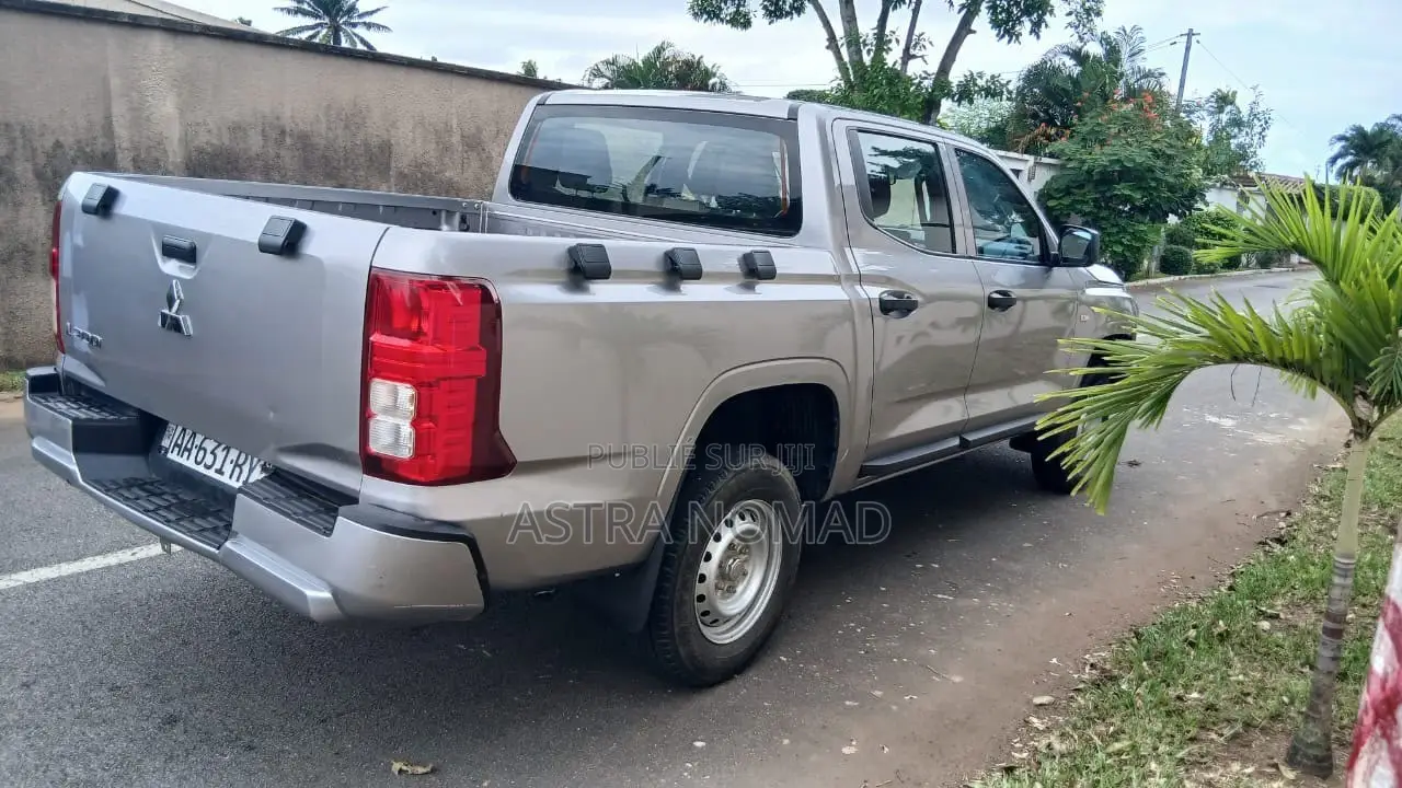 Mitsubishi L200 2025 Gris