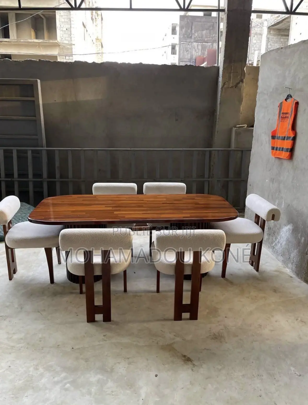 Table À Manger Plus 06 Chaises Disponible