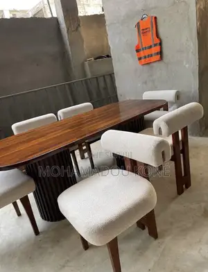 Table À Manger Plus 06 Chaises Disponible