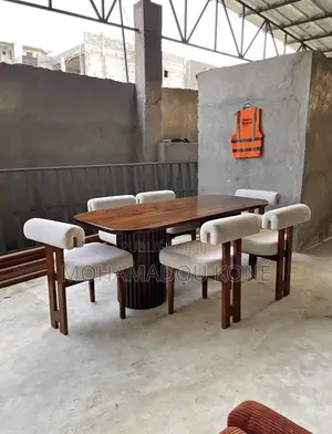 Table À Manger Plus 06 Chaises Disponible
