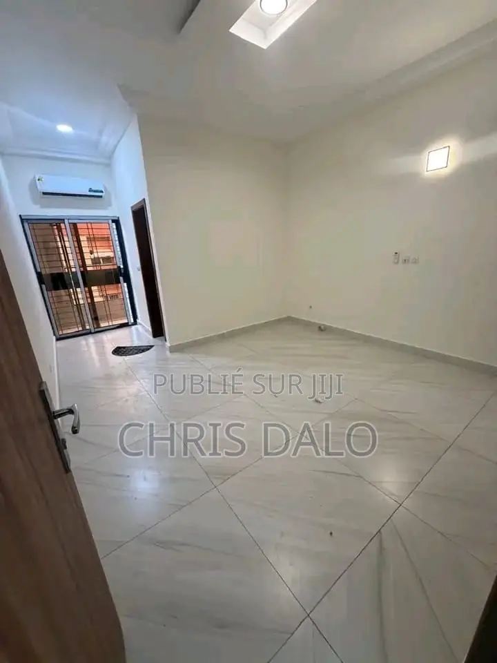 3chbre Appartement dans Achy, Cocody à Louer