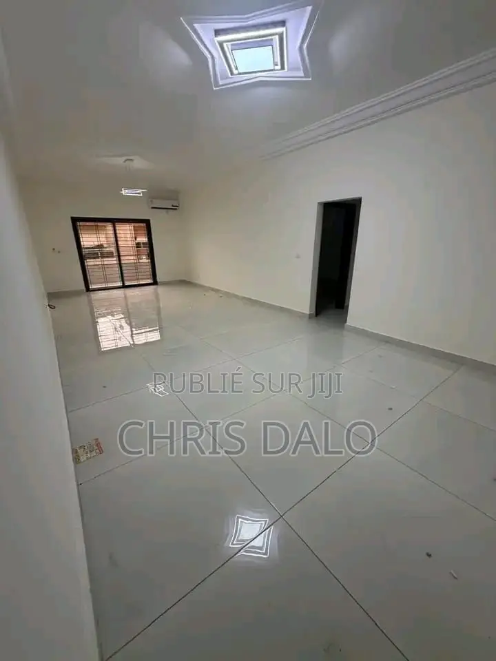 3chbre Appartement dans Achy, Cocody à Louer