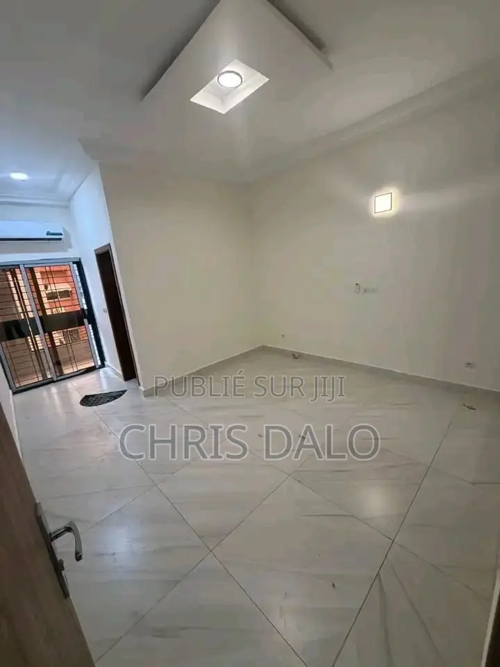 3chbre Appartement dans Achy, Cocody à Louer