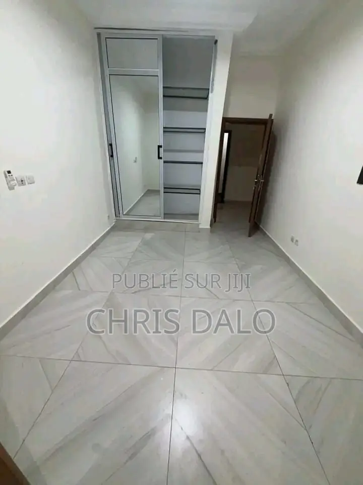 3chbre Appartement dans Achy, Cocody à Louer