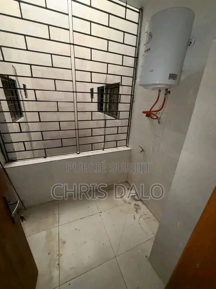 3chbre Appartement dans Achy, Cocody à Louer