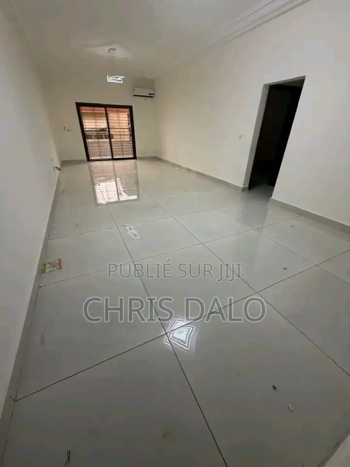 3chbre Appartement dans Achy, Cocody à Louer
