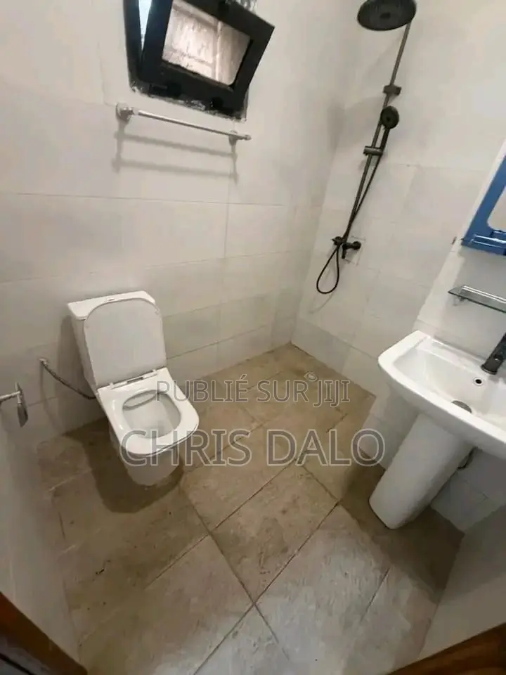 3chbre Appartement dans Achy, Cocody à Louer