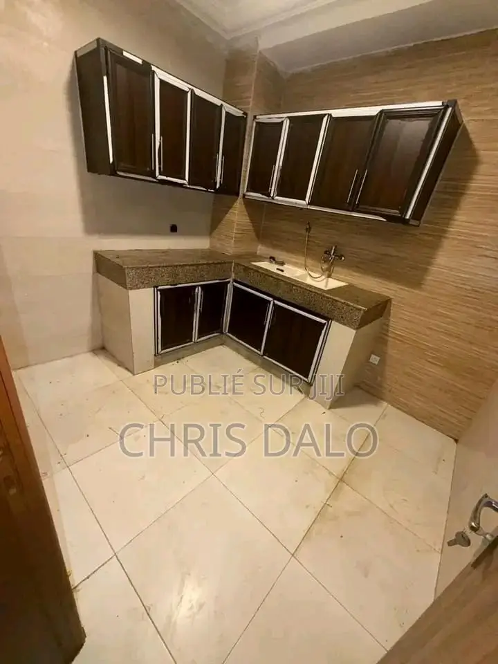 3chbre Appartement dans Achy, Cocody à Louer