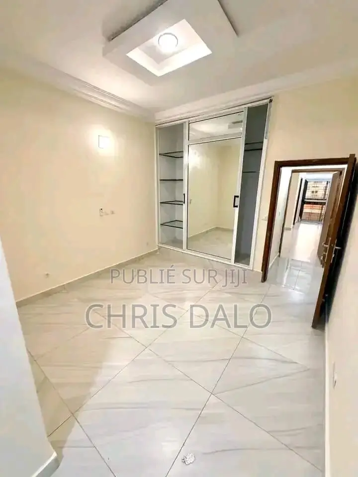 3chbre Appartement dans Achy, Cocody à Louer