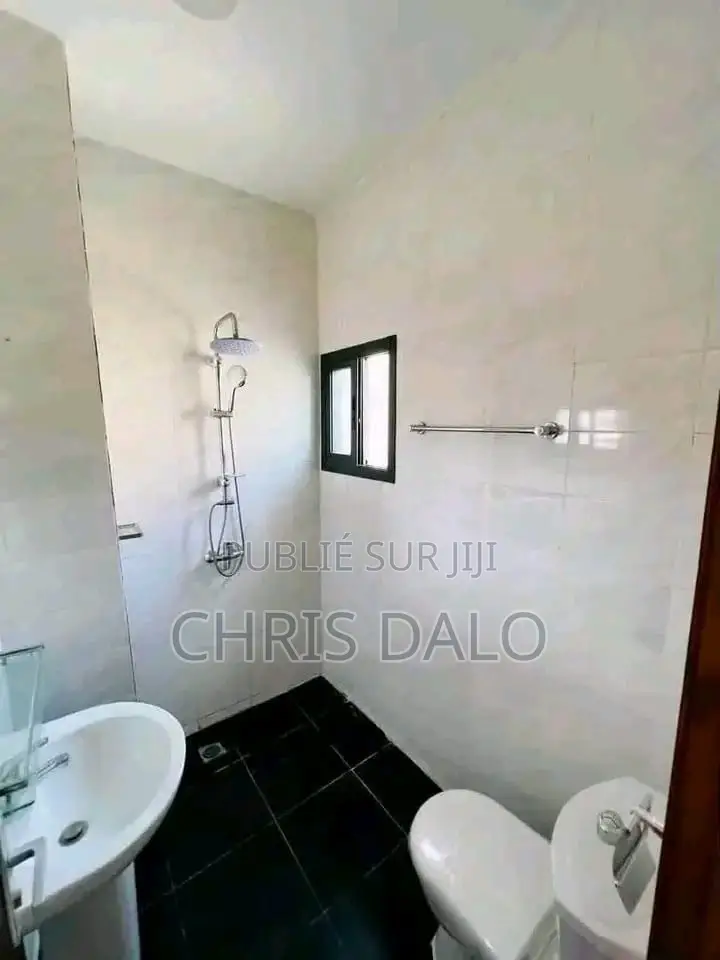 2chbre Appartement dans Achy, Cocody à Louer