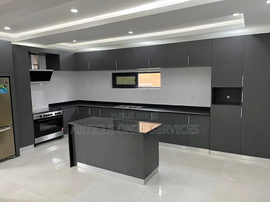 7chbre Villa dans Villa Triplex Haut, Cocody à Vendre