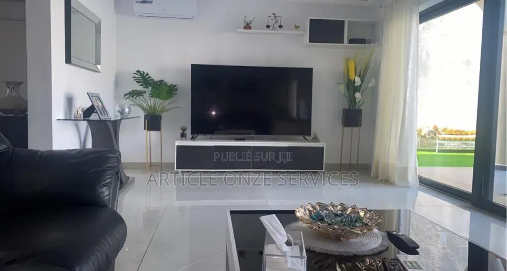 7chbre Villa dans Villa Triplex Haut, Cocody à Vendre