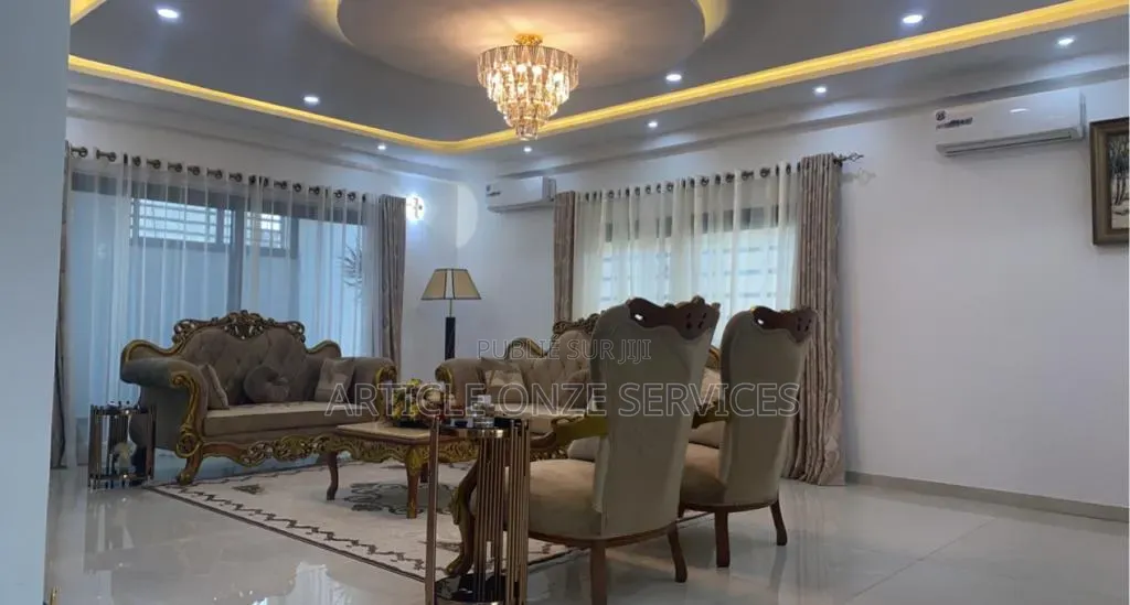 7chbre Villa dans Villa Triplex Haut, Cocody à Vendre
