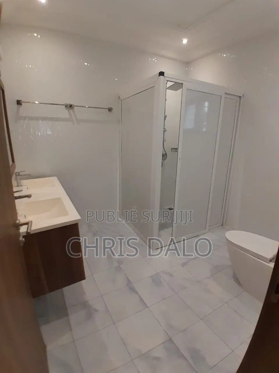 5chbre Duplex dans Mike, Bingerville à Louer