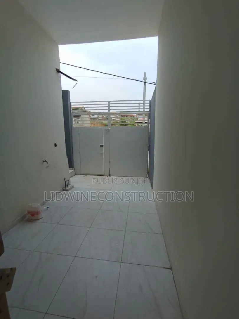 5chbre Duplex dans Bingerville à Louer