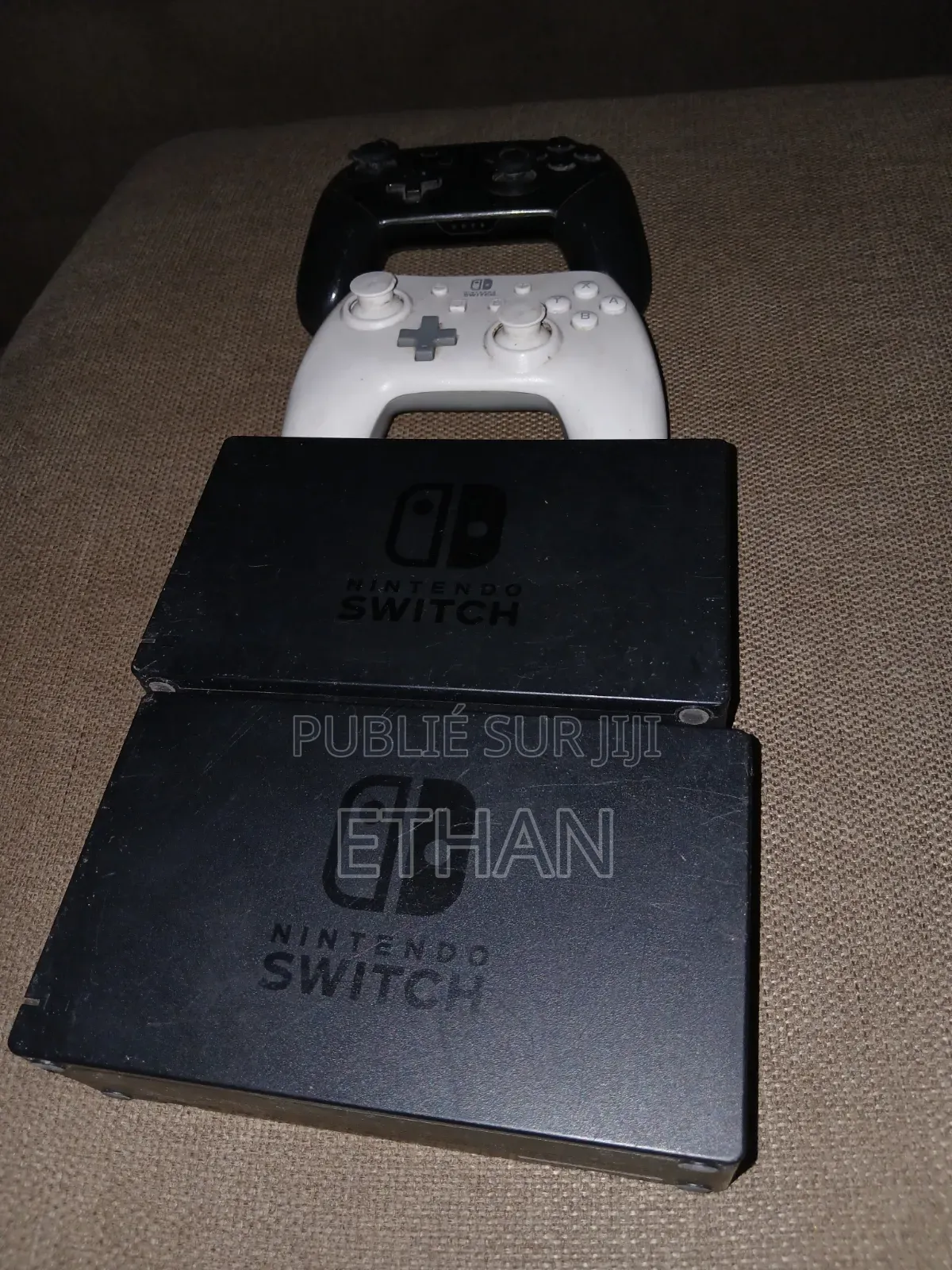 2 Doc Nintendo Et Deux Manettes Nintendo
