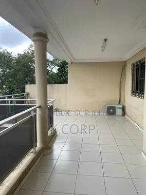 5chbre Villa dans Cocody à Vendre