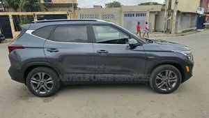 Kia Seltos 2021 Gris