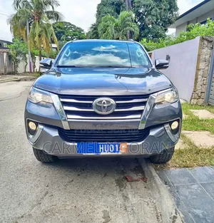 Toyota Fortuner 2018 Gris