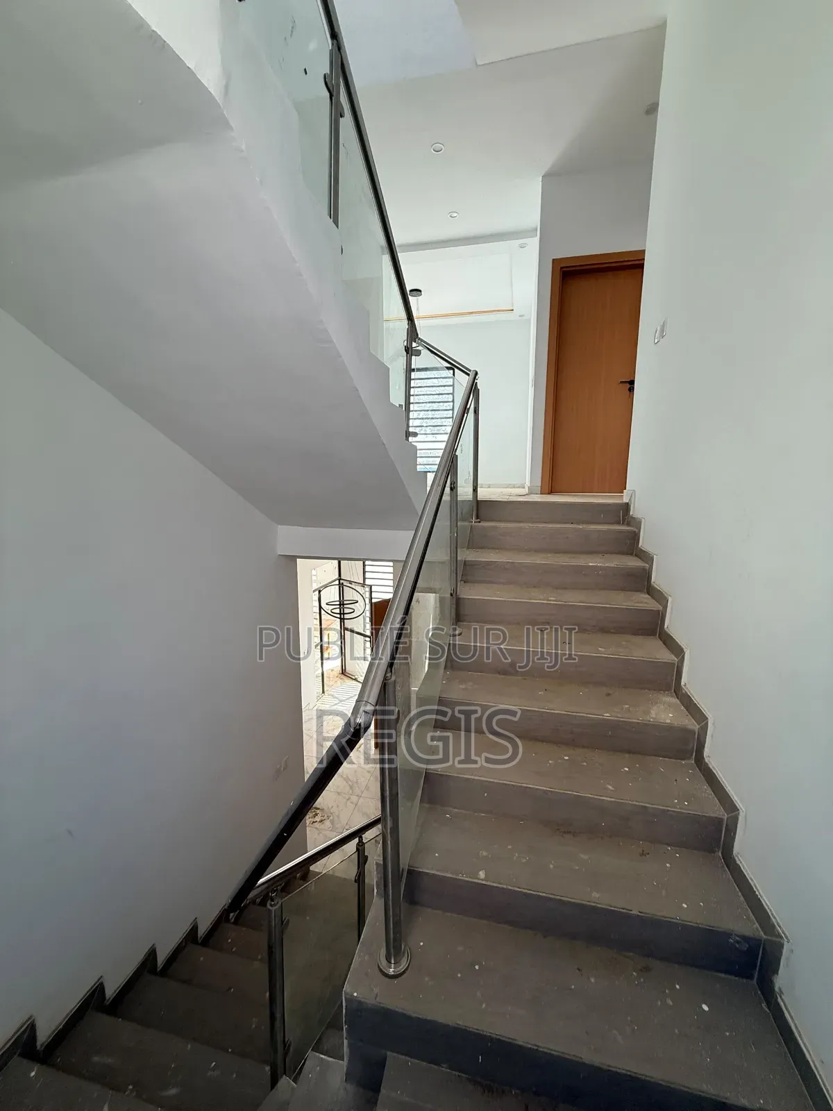 6chbre Villa dans Regis, Cocody à Vendre