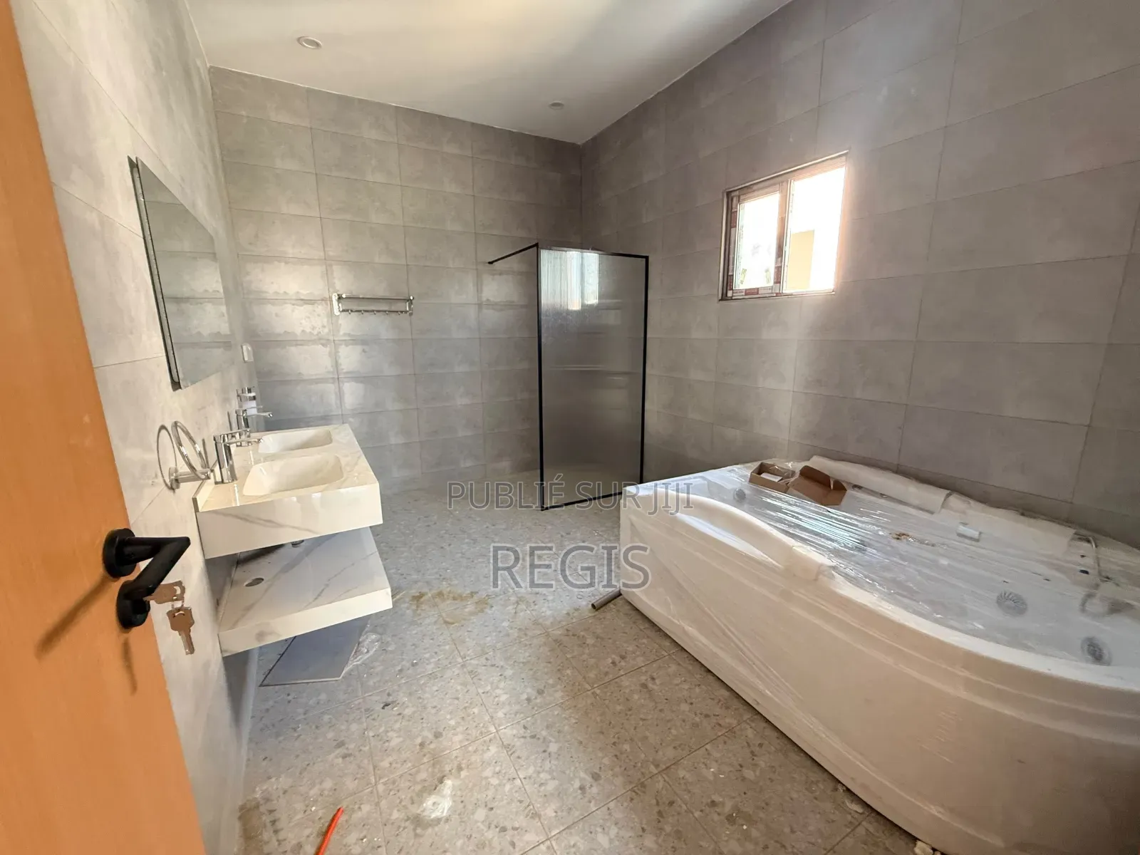6chbre Villa dans Regis, Cocody à Vendre