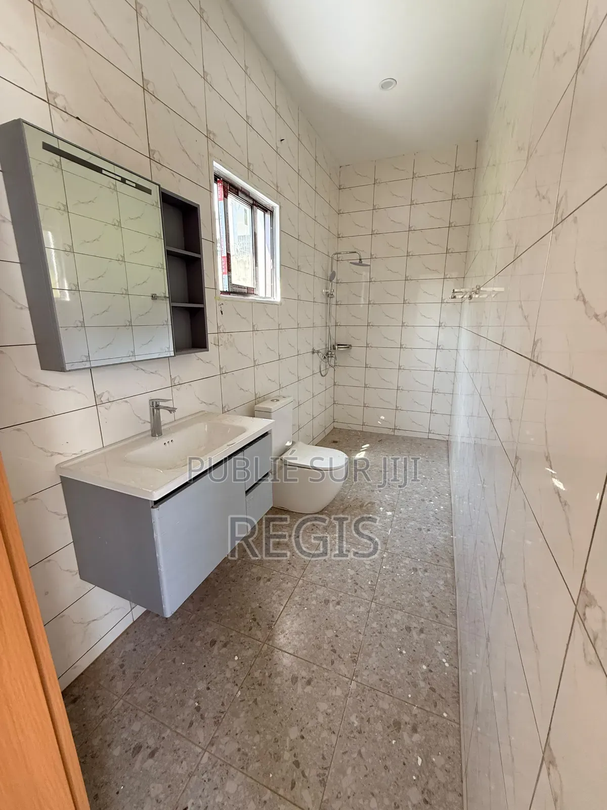 6chbre Villa dans Regis, Cocody à Vendre
