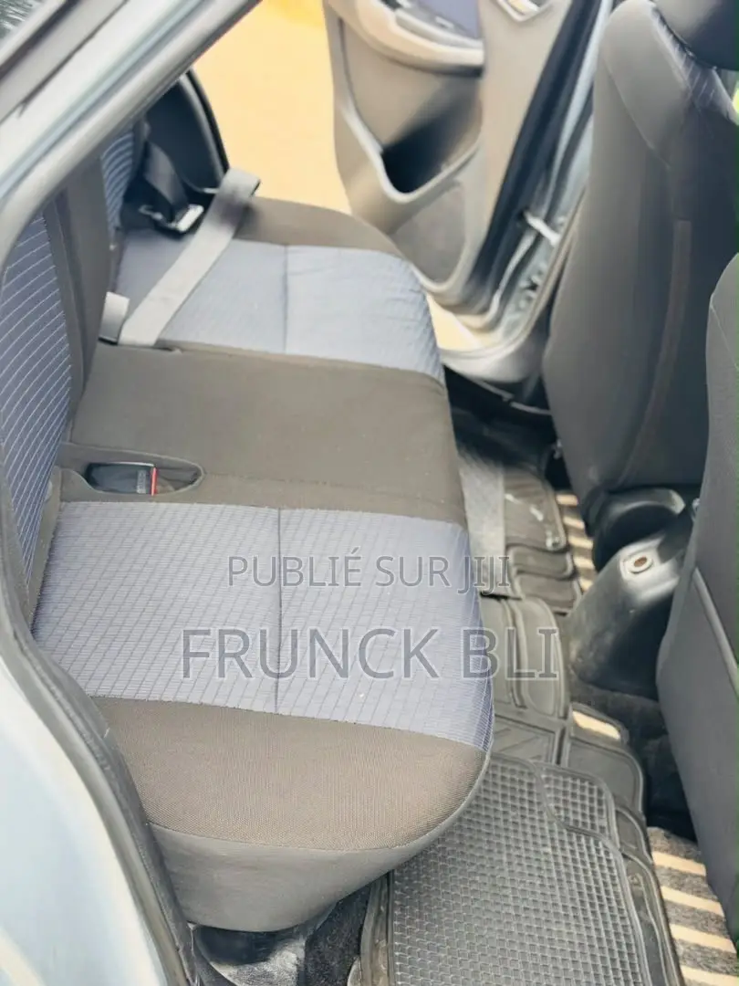 Toyota Starlet 2020 Gris