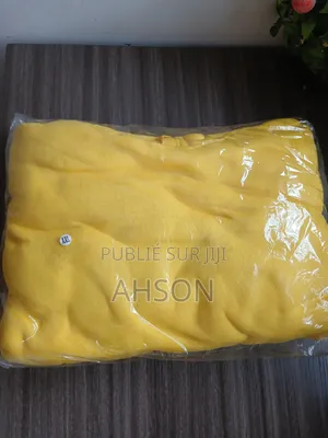 Pulovert De Couleur Jaune