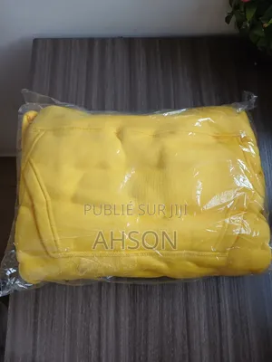 Pulovert De Couleur Jaune
