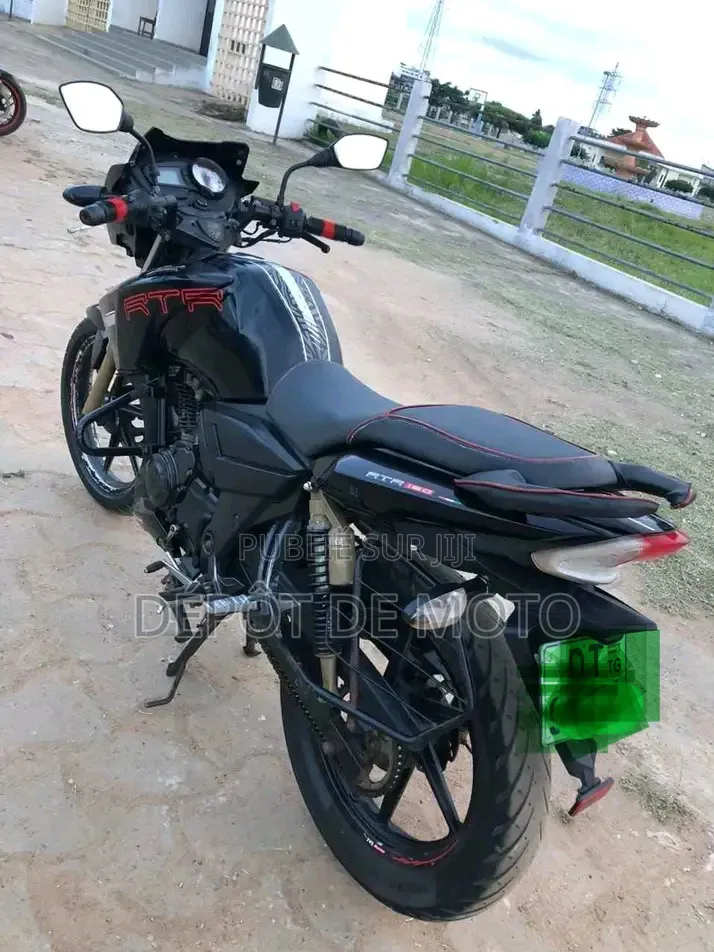 Nouveau TVS Apache 180 RTR 2025 Noir