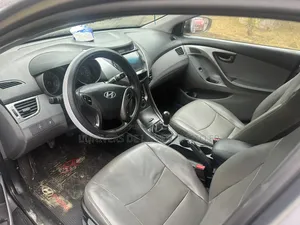 Hyundai Elantra Limited Sedan FWD (1.8L 4cyl 6A) 2013 Gris