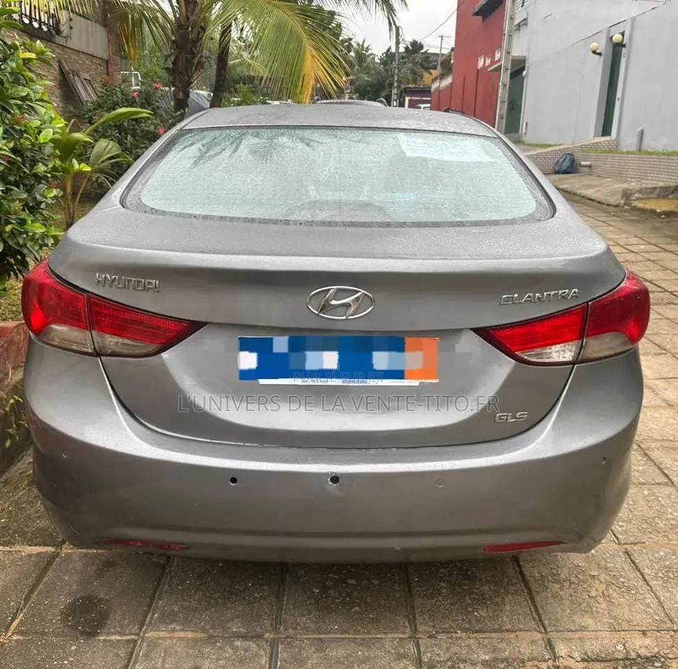 Hyundai Elantra Limited Sedan FWD (1.8L 4cyl 6A) 2013 Gris