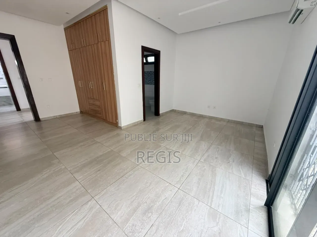 4chbre Villa dans Regis, Cocody à Louer