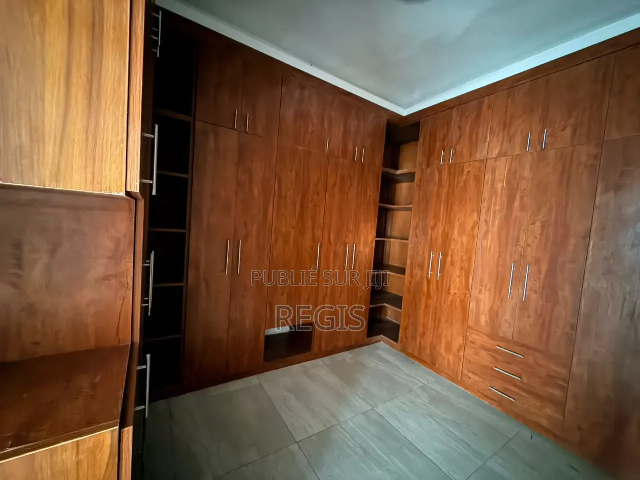 4chbre Villa dans Regis, Cocody à Louer