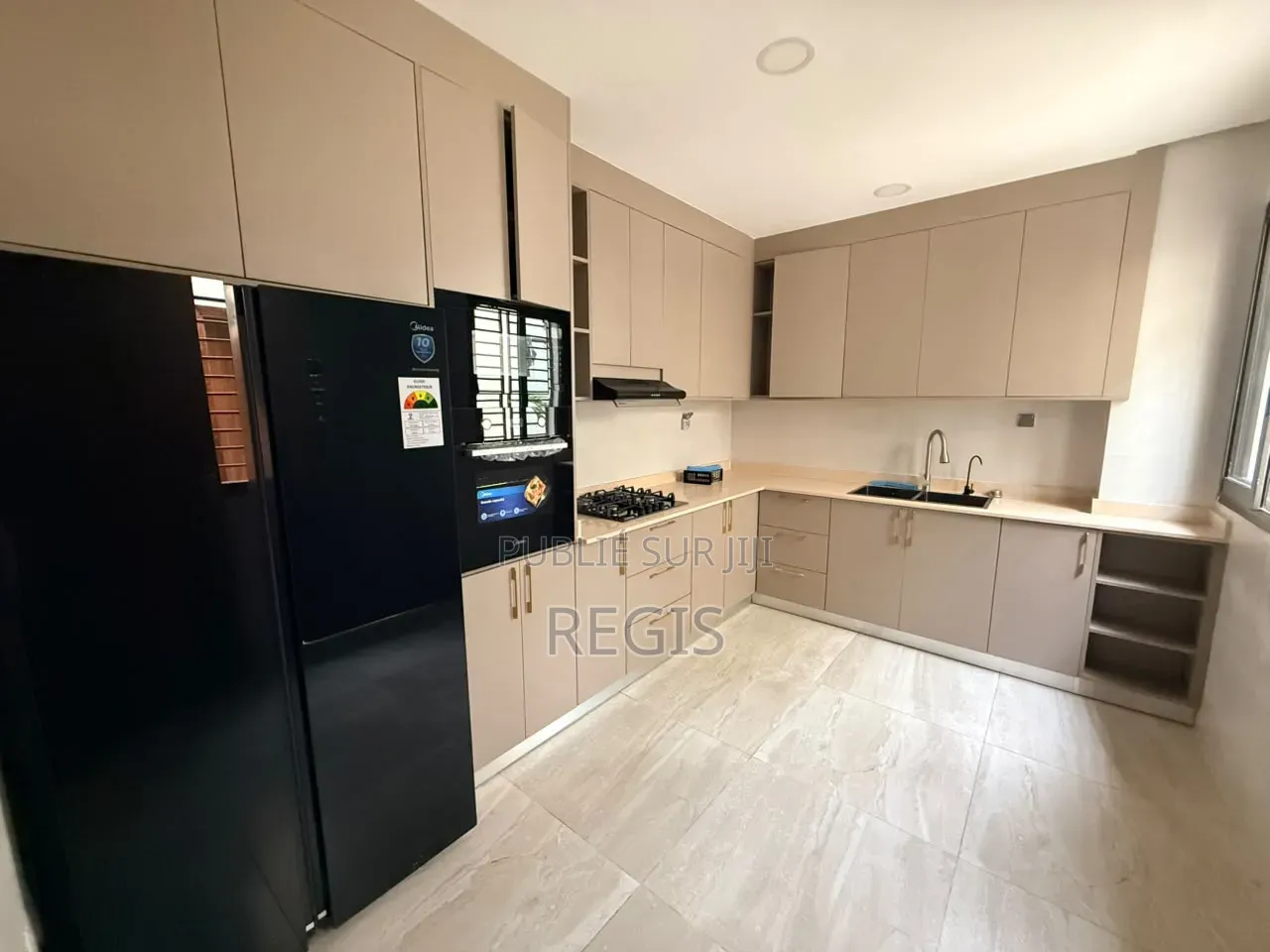 4chbre Villa dans Regis, Cocody à Louer