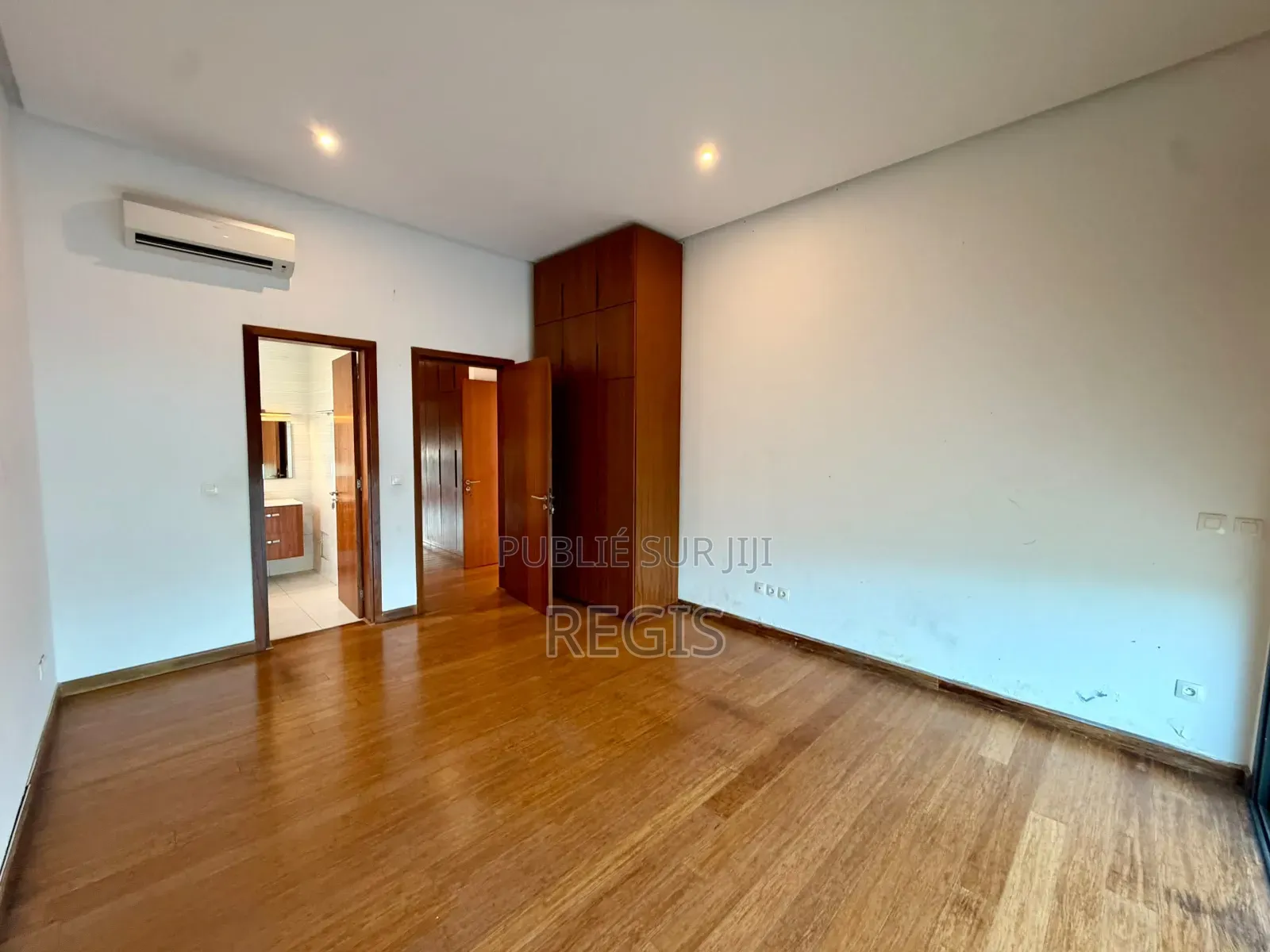 4chbre Villa dans Regis, Cocody à Louer