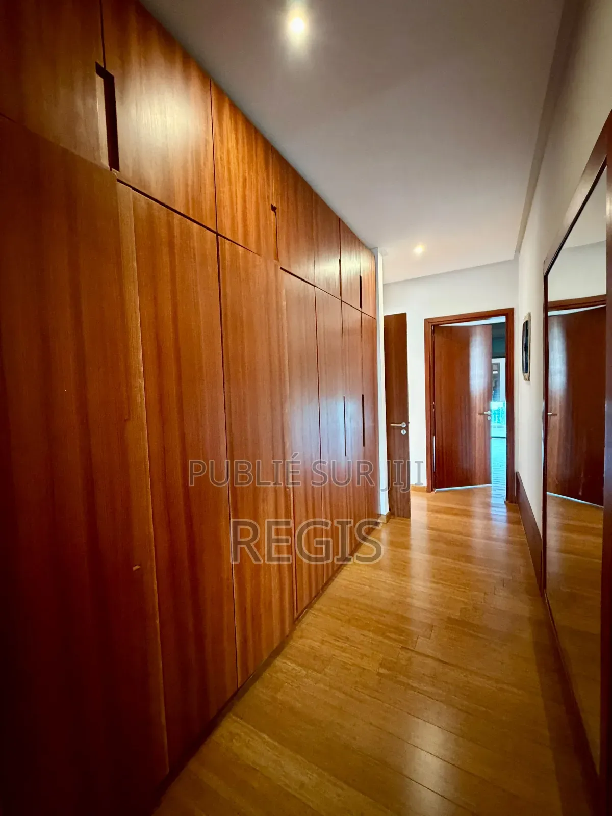 4chbre Villa dans Regis, Cocody à Louer