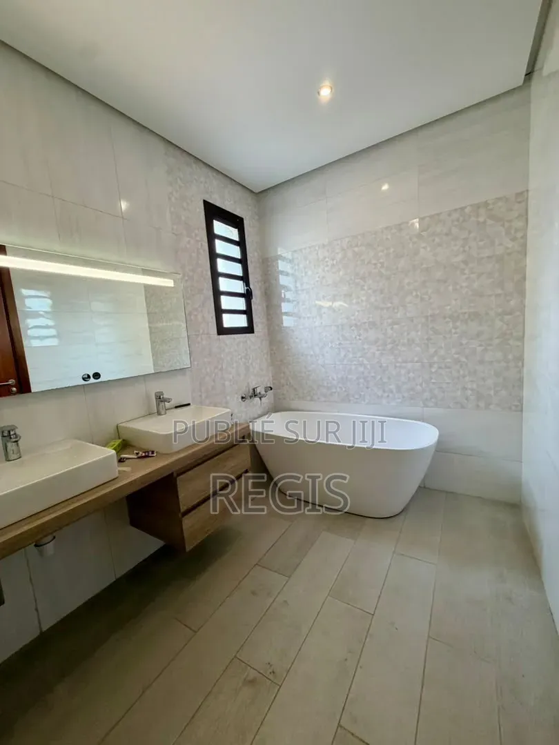 4chbre Villa dans Regis, Cocody à Louer