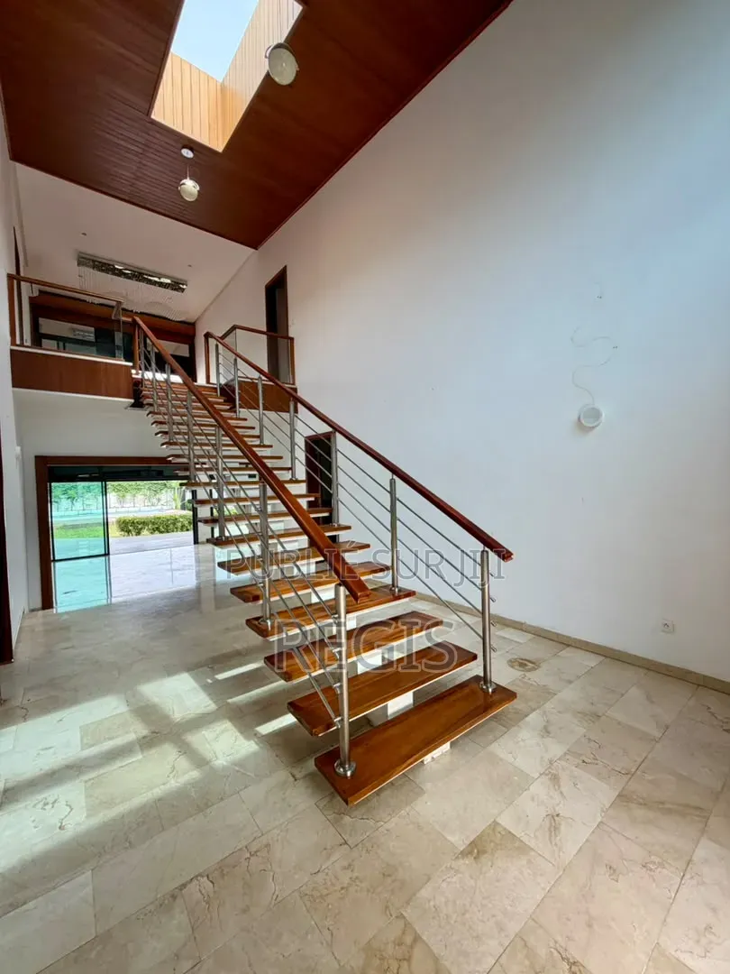 4chbre Villa dans Regis, Cocody à Louer