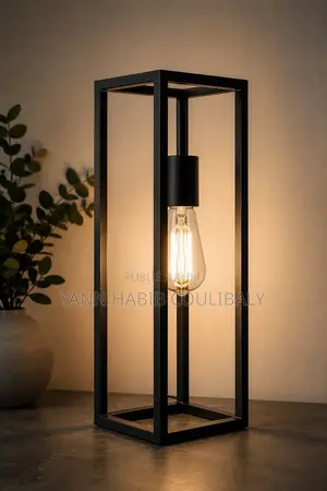 Lampe Décorative À Structure Géométrique.