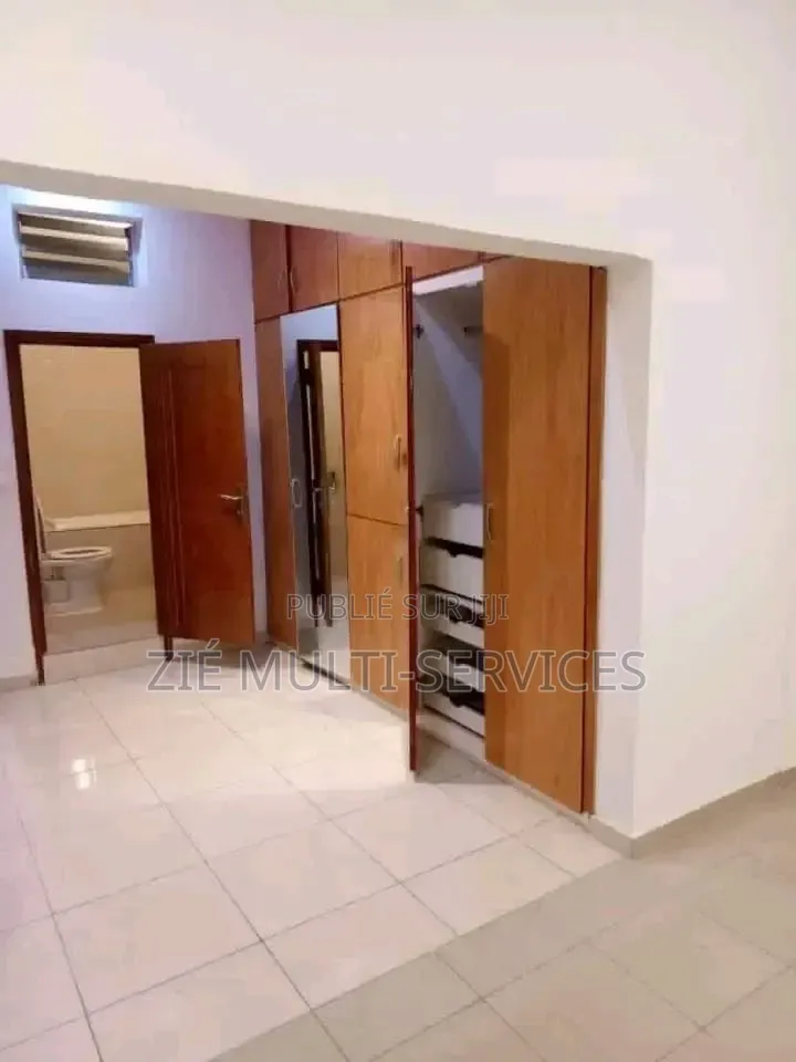 Meublé 6chbre Duplex dans Zié Multi-Services, Cocody à Vendre