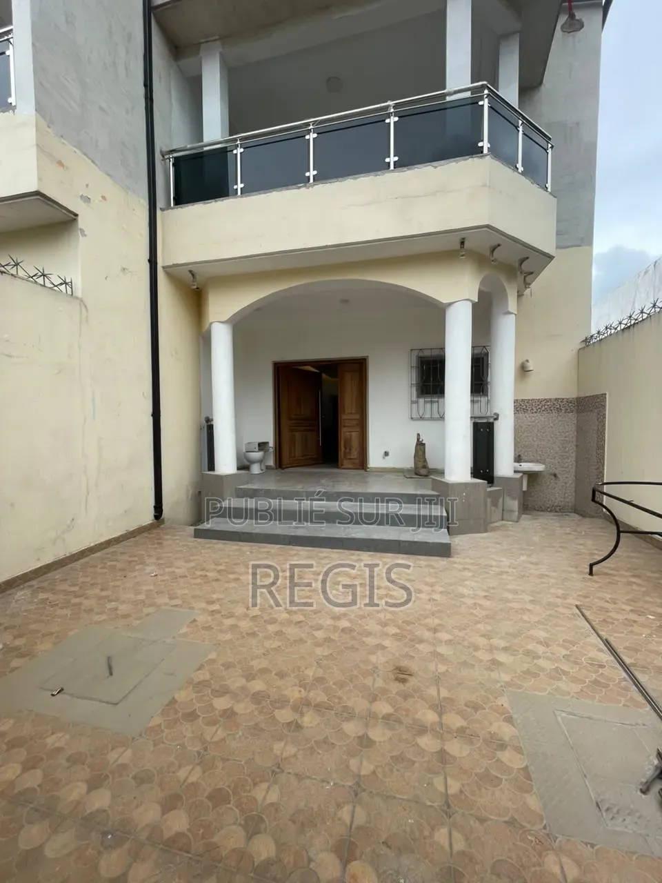 5chbre Duplex dans Regis, Cocody à Louer