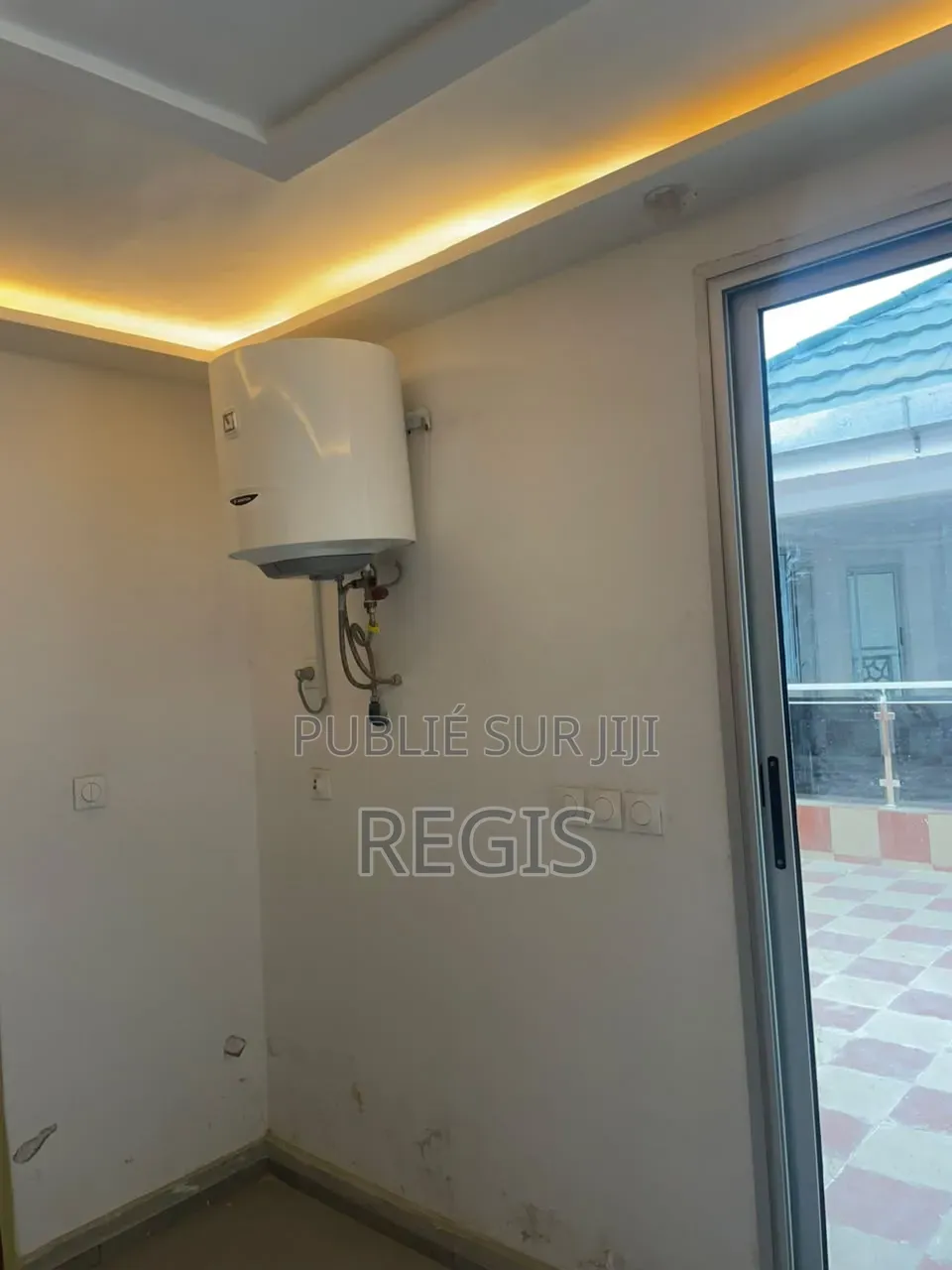 5chbre Duplex dans Regis, Cocody à Louer
