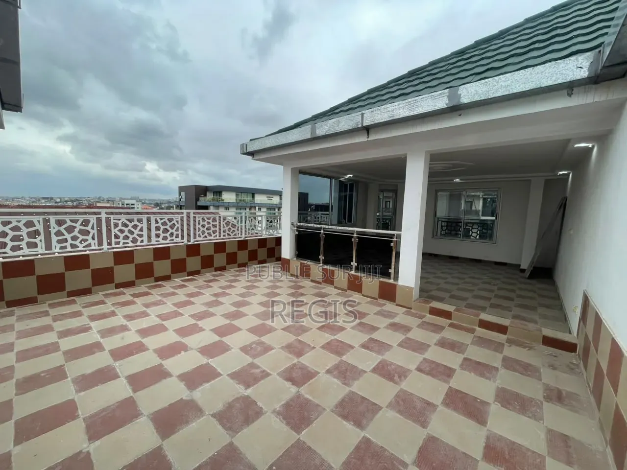 5chbre Duplex dans Regis, Cocody à Louer