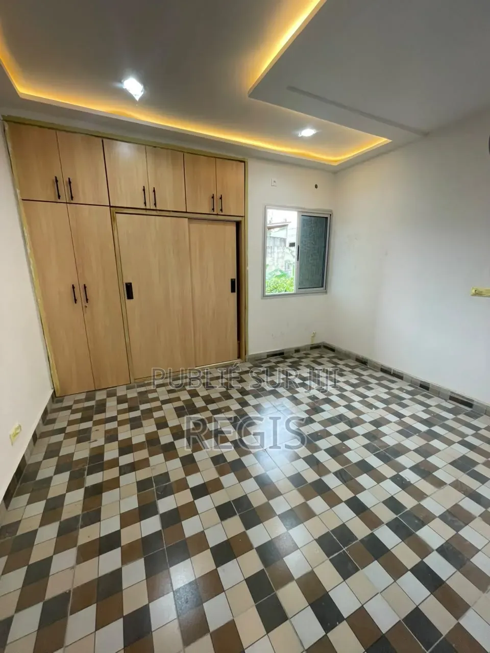 5chbre Duplex dans Regis, Cocody à Louer