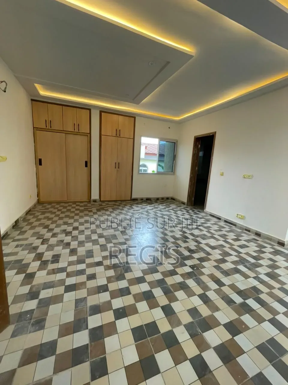 5chbre Duplex dans Regis, Cocody à Louer