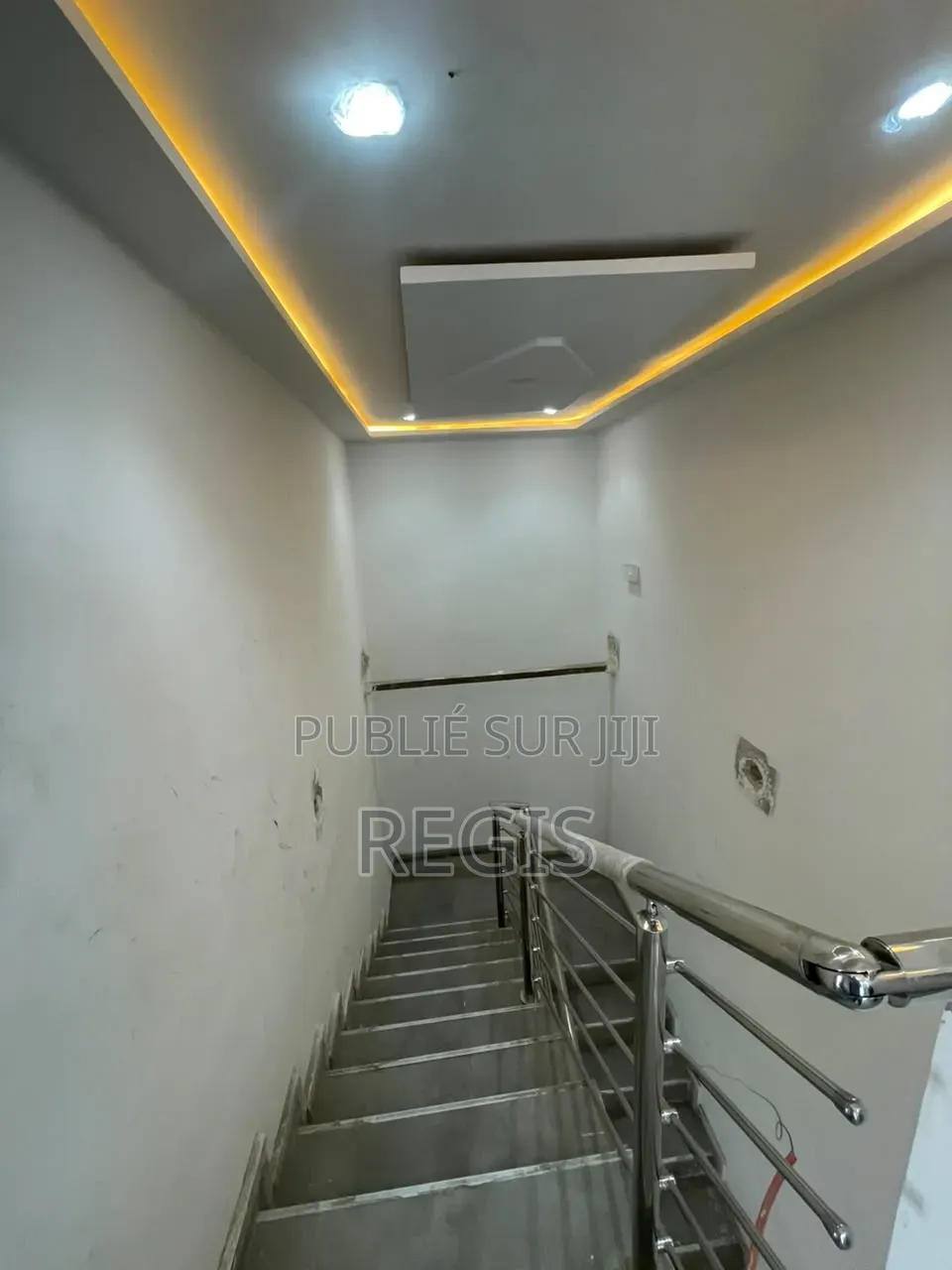 5chbre Duplex dans Regis, Cocody à Louer
